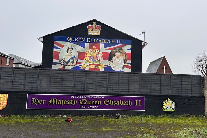2 Hours Republican & Loyalist Mural Black Taxi Tour from Belfast - Pickup at Belfast City Hall: easy start, watch the boundaries