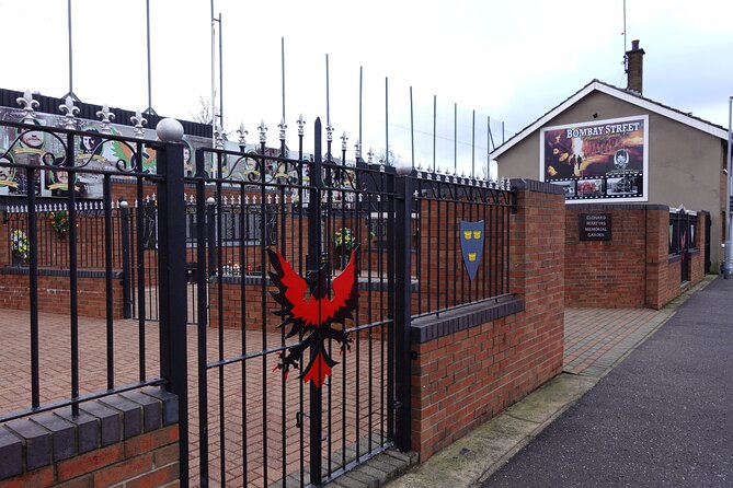 Black Taxi Tour and Crumlin Road Gaol tour Combo - Photo stops that actually make sense