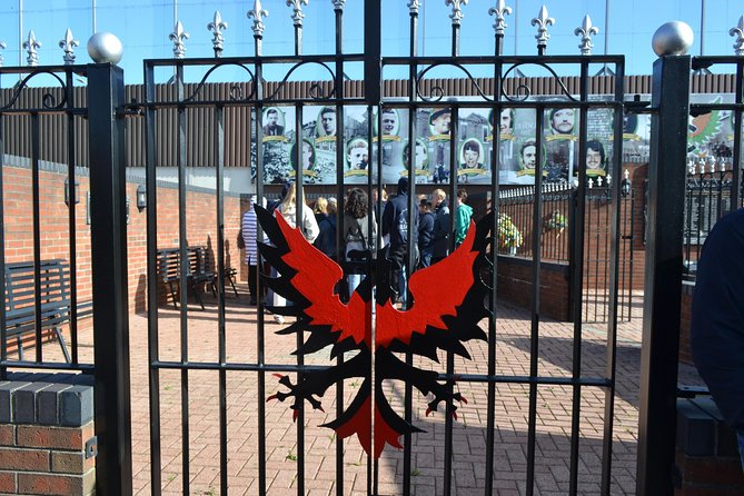 Famous Private Belfast Troubles Taxi Tour Original Drivers 2hr - Stop 2: Peace Wall, 28 miles of messages, and signing your name among famous names