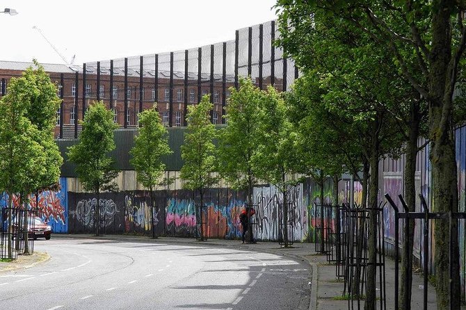 Official World Famous Belfast Black Taxi Tour - Entering Belfast mural country, one taxi ride at a time