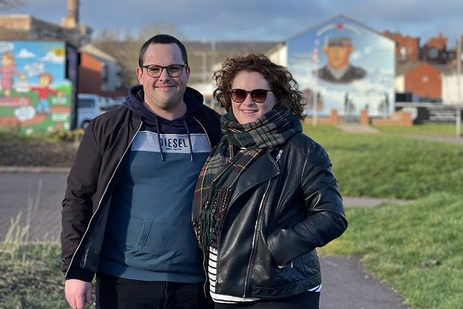 Private Belfast Mural & Giant's Causeway Tour from Belfast (2 in 1) - Peace Wall signings and photo time: how to get the most in 10 minutes