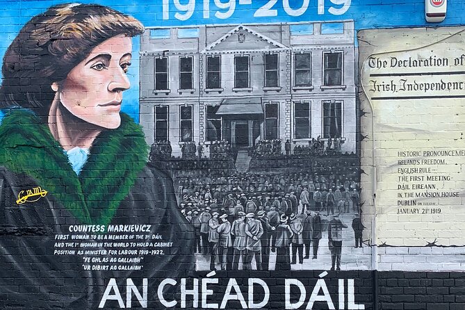 World Famous Belfast City Centre Black Cab/Taxi Tour 2 Hours - Divis Street’s international mural wall: why the messages keep changing